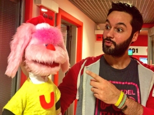 Una simpatica foto del Dj con il pupazzo Uan