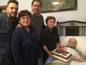 Il sindaco e i parenti vicino al festeggiato