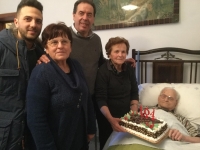 Il sindaco e i parenti vicino al festeggiato