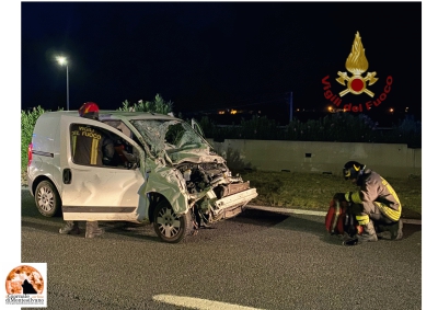 Alanno incidente autostradale, salvato uomo dalle lamiere.