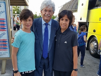 Razzi con due ragazzi della squadra