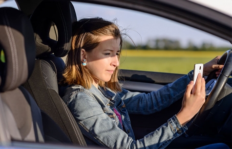 Nuovo Codice della Strada Sospensione immediata patente per chi usa il cellulare al volante