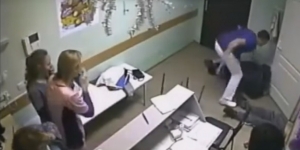 Dottore mentre picchia paziente