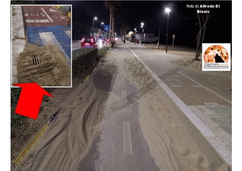 il tratto di spiaggia del Jova party, senza siepe, pista ciclabile invasa da sabbia.