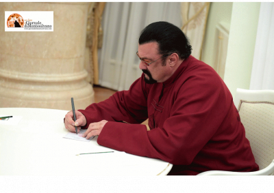 Putin premia Steven Seagal, la Tortuga.