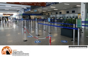 Pescara. Aereo dalla Romania. Passeggeri in quarantena.