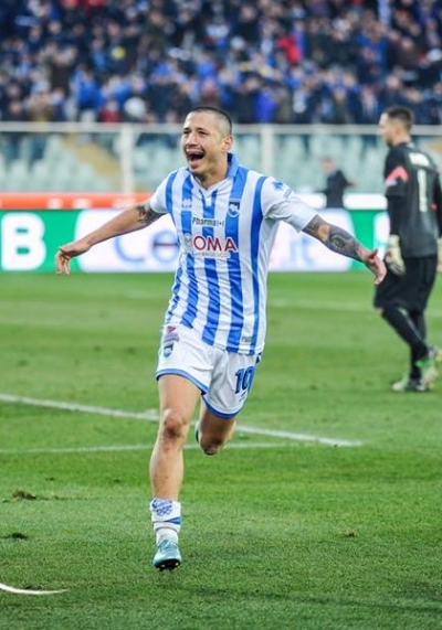 Lapadula esulta dopo il secondo gol personale