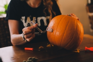 Nella foto una zucca trasformata in bong