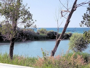 Fossacesia, rifiuti abbandonati in zona Sangro “pericolo per esondazioni”.