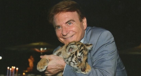 Paolo Limiti nel giardino di Lollobrigida