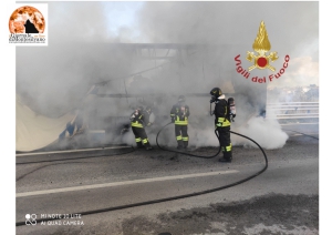 Pescara, rimorchio di autoarticolato va a fuoco su autostrada.