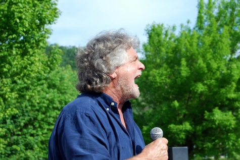 Beppe Grillo dovrà sottoporsi ad un intervento chirurgico.
