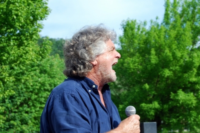 Beppe Grillo dovrà sottoporsi ad un intervento chirurgico.