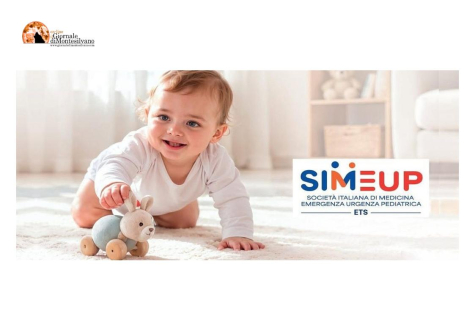  Un bambino piccolo gattona su un tappeto con un coniglietto giocattolo, accanto al logo della Simeup