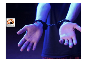 Pescara, prendeva a calci porta di un negozio in centro per rubare.