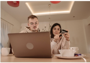 Carte di credito, tanti vantaggi però occhio alle condizioni. Ecco su cosa prestare attenzione.