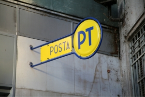 Negli uffici postali solo per estrema necessità