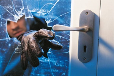 Sventato furto in casa: ladri beccati a portar via lavastoglie e lavatrice