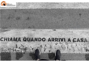 Montesilvano, frasi scritte sulle strisce pedonali.