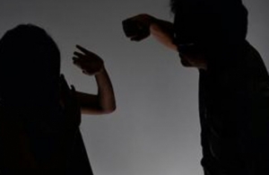 Pesta a sangue la mamma e distrugge mobili ed infissi di casa.