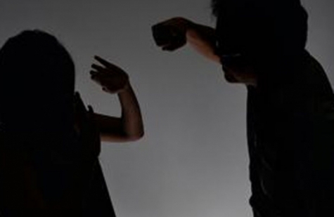 Pesta a sangue la mamma e distrugge mobili ed infissi di casa.