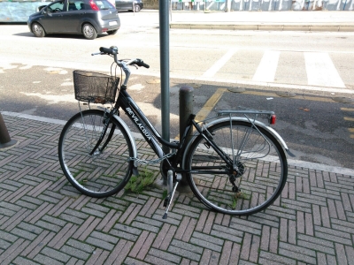 Una bici rimasta con sella alla bersagliera