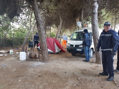 Montesilvano, ancora sgomberi in pineta. Cozzi: continuano ad accendere fuochi