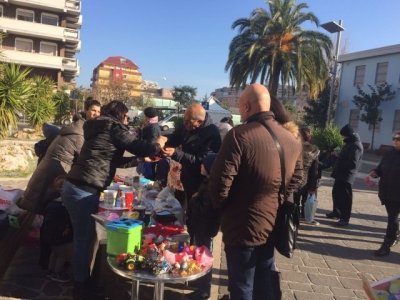 il mercatino dei bambini per autofinanziarsi il presepe vivente, evento in calendario comunale.