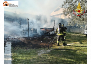 Castiglione a Casauria, due mezzi agricoli a fuoco