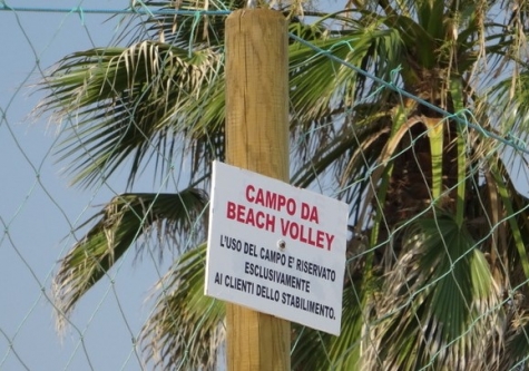 cartellone affisso su campo sulla spiaggia libera