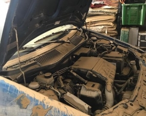 auto completamente ricoperta di fago in un garage di una famiglia di Via Vistola