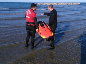 Pescara 25 aprile, salvataggio in mare con il nuovo siluro sottomarino tedesco