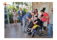 Samuele riceve un regalo da Walter De Berardinis.