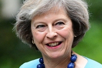 Theresa May promette di eliminare rifiuti plastici... nel 2042