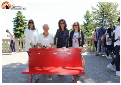 Atri, inaugurata la panchina rossa progettata e realizzata dai ragazzi dello Zoli