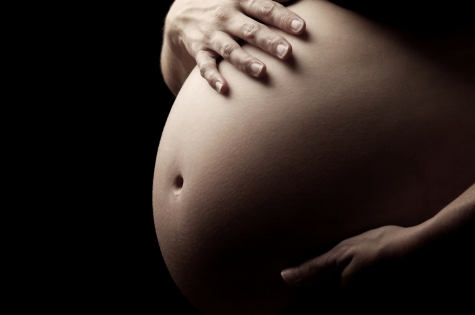 Madre coraggio partorisce quattro gemellini sfidando il cancro.