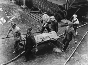 Il disastro in miniera - un lavoratore morto portato fuori dal luogo della tragedia