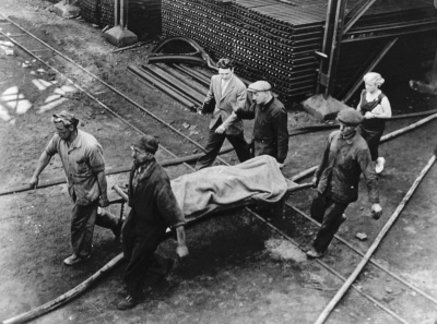 Il disastro in miniera - un lavoratore morto portato fuori dal luogo della tragedia