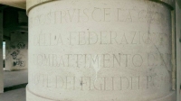 La stele ripulita dal nero delle intemperie, dove si sottolinea: costruita per i figli del popolo