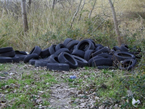 Gomme ammassate sull'argine del Saline