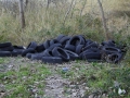 Gomme ammassate sull'argine del Saline