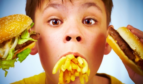 Bimbo che mangia junk food
