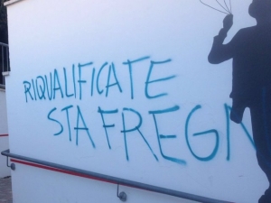 Una frase oscena sul muro