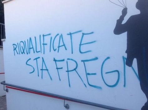 Una frase oscena sul muro