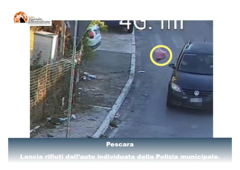 Pescara, lancia rifiuti dall'auto, ripresa dalla telecamera.