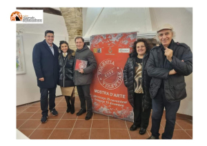  Da sinistra, al centro della foto, con i curatori della mostra, iL sindaco di Nocciano Marcello Giordano