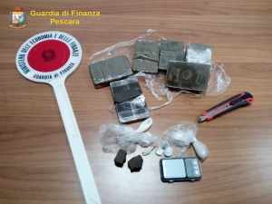 Giovani pescaresi beccati sull'autostrada con hashish, coca e marijuana