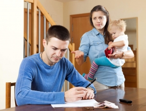 nella foto la rappresentazione di una giovane famiglia in difficoltà