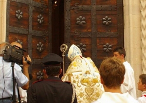 Atri. Solenne rito dell'apertura della Porta Santa della Basilica di Santa Maria Assunta