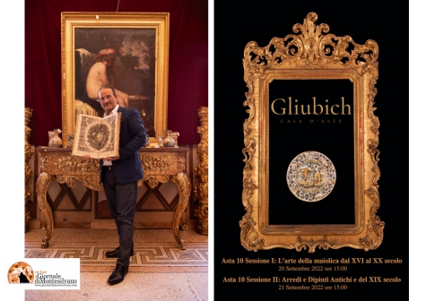 Di Giovanni che mostra un pregiato e raro volume